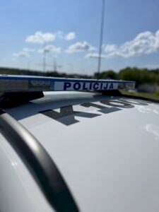 283608-automobilio-bmw-vairuotojas-gyvenvieteje-greiti-virsijo-dvigubai.jpeg