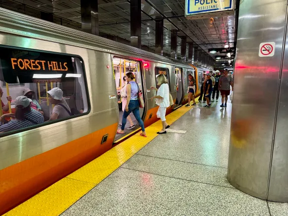 MBTA pagerina Bostono rajono tranzito paslaugas, tačiau susiduria su gresiančiu
