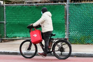„DoorDash“ toliau auga, bendradarbiauja su „Lyft“.