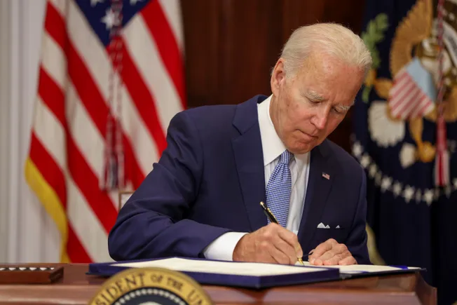 Bidenas kelia šiltnamio efektą sukeliančių dujų išmetimo mažinimo tikslą, bet