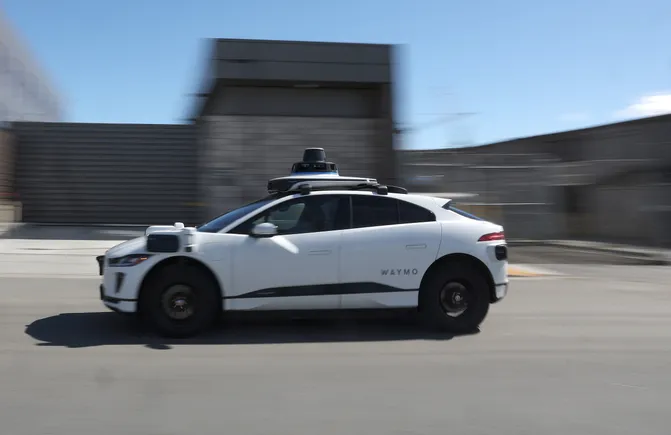 „Waymo“ kitais metais pradės teikti robotaksi paslaugas Majamyje