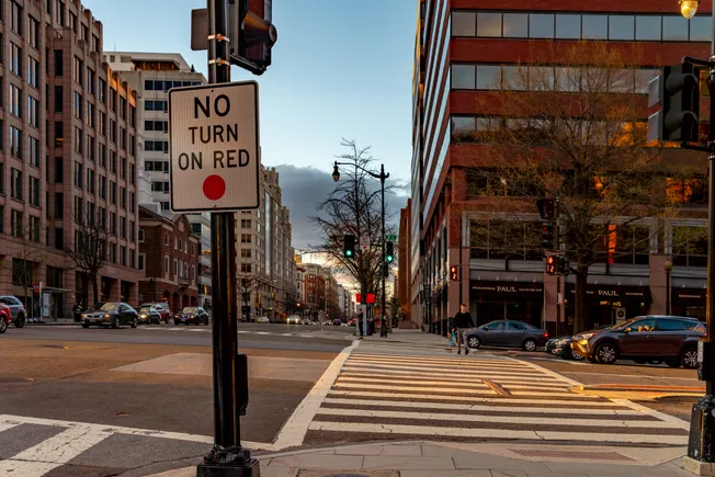 Dešinysis įjungimas raudonai kelia pavojų pėstiesiems, teigia Mineta tyrimas