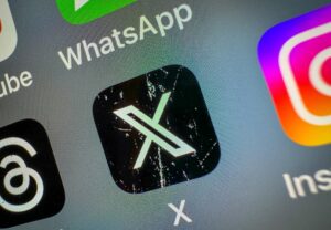 Wall Street bankai planuoja parduoti X skolą su nuolaida