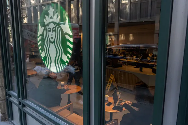 „Starbucks“ pakeičia atvirų durų politiką, nes siekia kavinės aplinkos