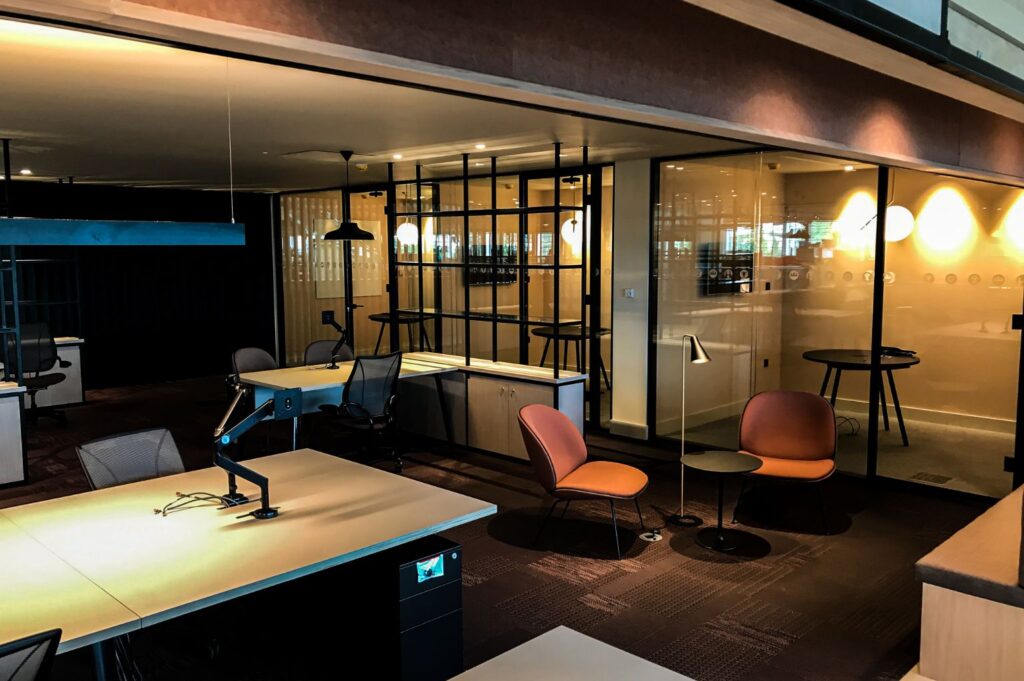 Žingsnis po žingsnio šiuolaikinio biuro interjero dizaino vadovas